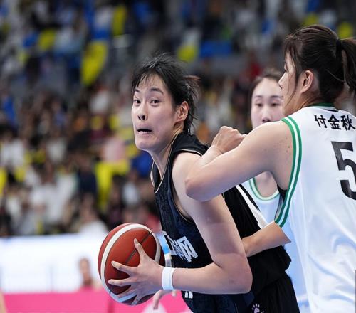 13分鐘砍18+5！中國(guó)女籃又一26歲2米中鋒崛起：宮魯鳴招進(jìn)她