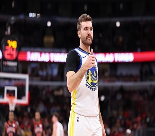 明明在場(chǎng)上很有作用，為什么勇士突然間就不用他了呢