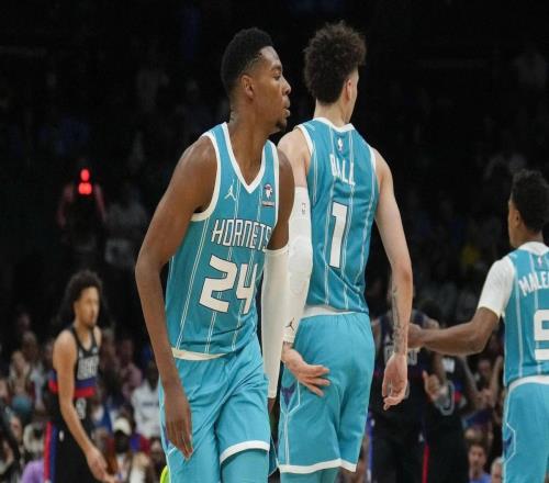 生涯場(chǎng)均21+6+7，球風(fēng)華麗、人氣爆棚的探花，卻被球隊(duì)視為雞肋！