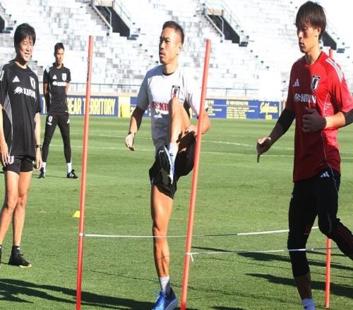 長友佑都:我希望第五次踢世界杯<div id=