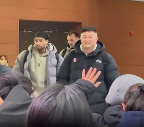 魔法攻擊！遼籃球迷機(jī)場對著杜鋒喊口號后者微笑回應(yīng)