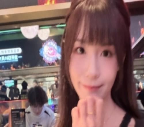 瞳夕分享日常照片：看到熊貓辣