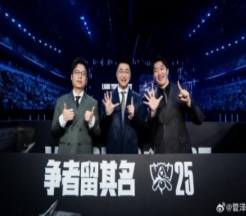 管澤元曬解說(shuō)席合照：明年加油！后天開(kāi)始解說(shuō)杯贏(yíng)一把就算成功！