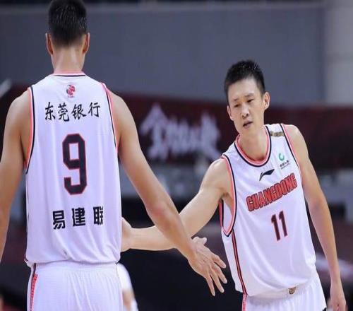 戰(zhàn)友情！周鵬直播談起易建聯(lián)：大哥永遠(yuǎn)是大哥，私下都有溝通聯(lián)系