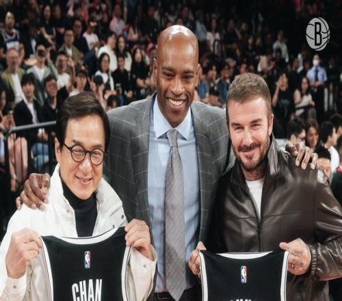 現(xiàn)場(chǎng)觀戰(zhàn)NBA中國(guó)賽，成龍和貝克漢姆獲贈(zèng)籃網(wǎng)專(zhuān)屬球衣