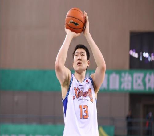 郭士強(qiáng)觀戰(zhàn)！新疆險(xiǎn)21分逆轉(zhuǎn)廣州阿不都11+11籃板超杜鋒