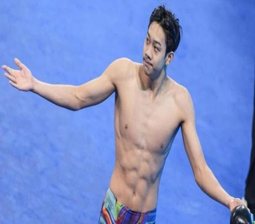 豪奪五金！中國(guó)游泳18歲天才刷爆紀(jì)錄：新孫楊統(tǒng)治中長(zhǎng)距離自由泳