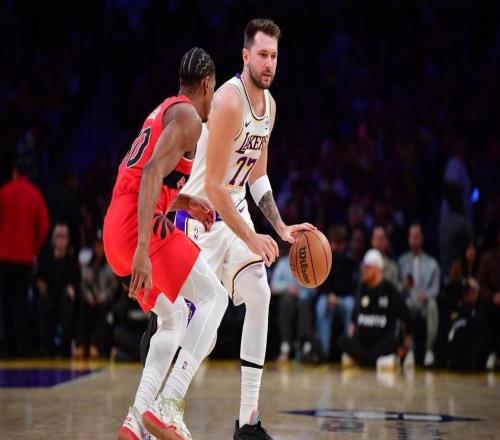 狂轟74+19+15！湖人三巨頭爆發(fā)，詹姆斯歷史第一神跡，艾頓10中10