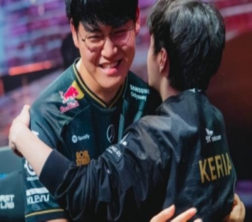 歷史第一下路！賽事官方分享Gumayusi、Keria擁抱照片