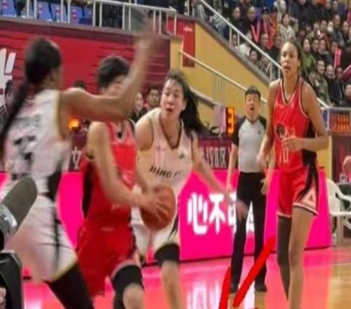 孫麗被墊腳肇事者遭重罰，王佳琦受傷阿利恩無動于衷