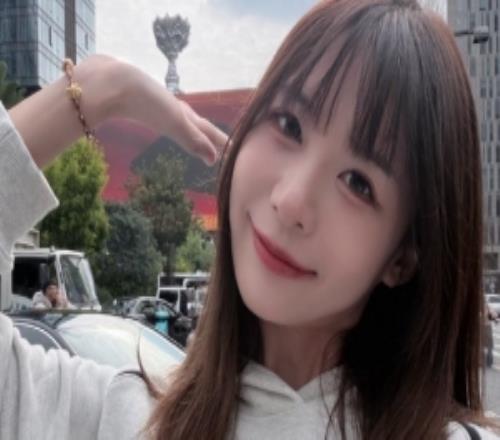 解說(shuō)瞳夕曬日常照：滿(mǎn)滿(mǎn)的英雄聯(lián)盟氛圍感