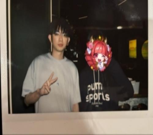 網(wǎng)友曬照火鍋店偶遇Flandre圣槍哥和粉絲合照還幫忙買單