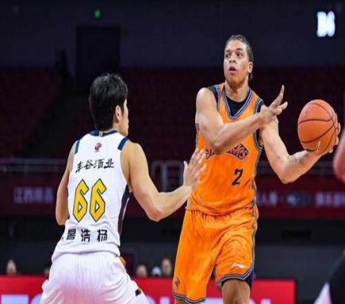 上海男籃VS新疆！盧偉全力出擊，洛夫頓爆發(fā)，央視直播