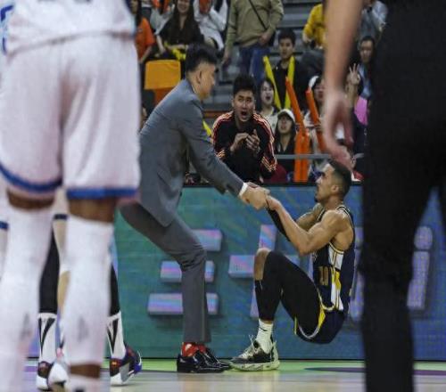 徐杰被背出場(chǎng)拍片！廣東慘敗31分，傷病滿(mǎn)營(yíng)