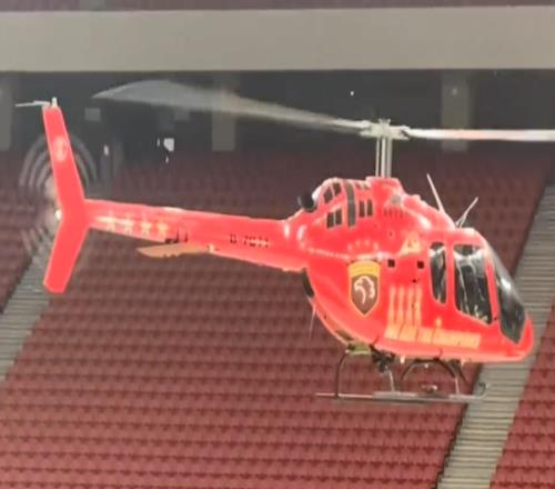 中超首創(chuàng)+震撼！海港奪冠慶典：一架印著隊徽的直升機送來火神杯