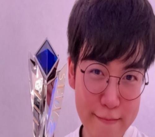 信譽積分這一塊！Gumayusi更博曬FMVP獎杯：做到啦！