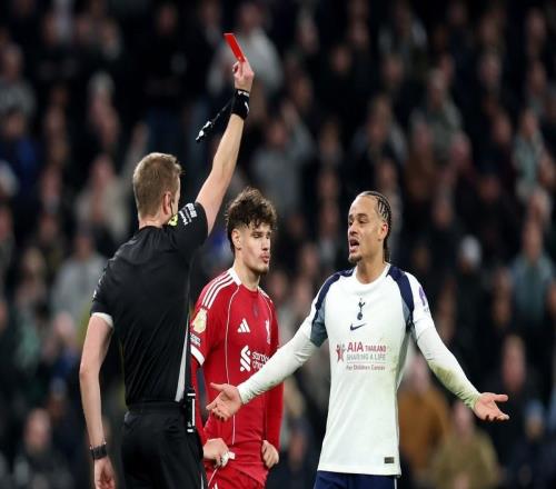 萊因克爾：慢放讓西蒙斯的動作看起來很夸張，其實黃牌就夠了