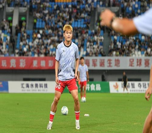 蘇超再迎潑天流量：中超球員黃紫昌首秀破門，劉強東現(xiàn)身助威