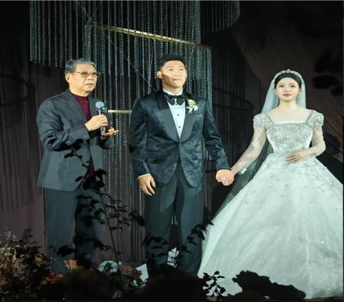 人生贏家申花后衛(wèi)朱辰杰大婚81歲徐根寶證婚,申花奉上5年大合同