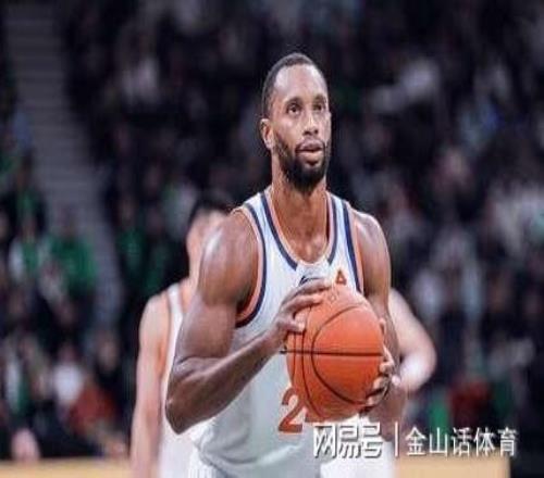 重情重義！遼滬戰看臺現巨幅海報，客隊一球員罰籃，觀(guān)眾集體噤聲