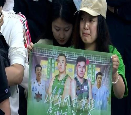 這次真退役！韓德君完成最后一舞：揮手告別引現(xiàn)場球迷“哽咽”