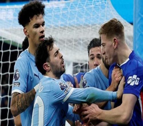 推人撞飛廣告牌！德拉普引爆伊蒂哈德群毆，曼城切爾西火藥味十足