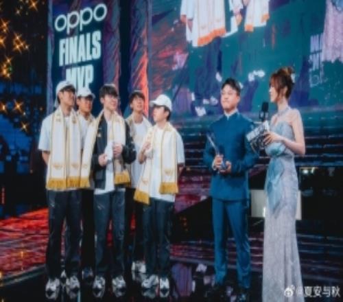 主持人夏安分享S15決賽返圖：世間的每個(gè)當(dāng)下皆為圓滿