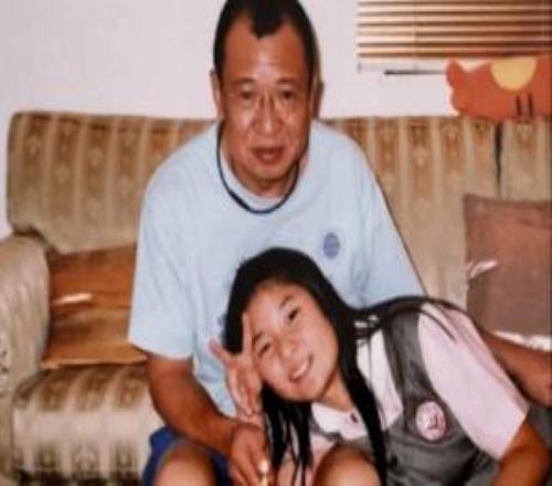 許紹雄女兒發(fā)文悼念父親生忌：保留所有社交平臺(tái)，延續(xù)"歡喜"精神