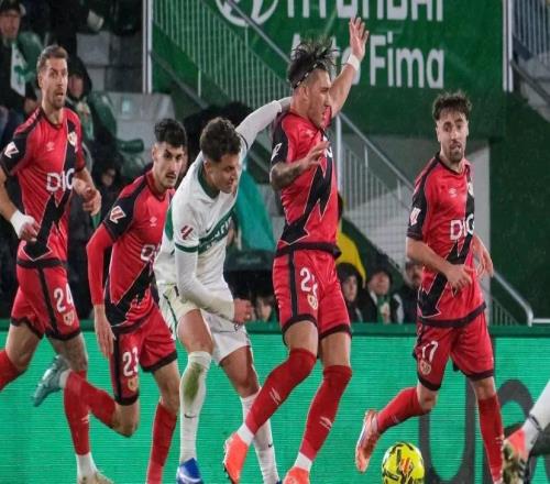 埃爾切中場小雷東多罵對手“你媽是妓女”，被紅牌罰下