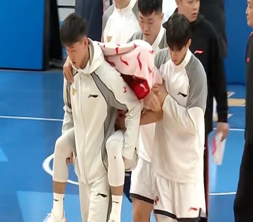 廣東遭噩夢！周琦撞到徐杰腿部，被隊友背下場，傷?？种逻M攻崩盤