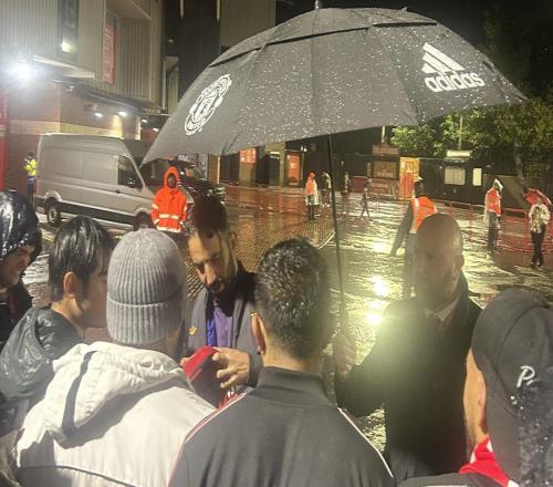 心系球迷！阿莫林贏球后晚上9點冒雨在球場外為球迷簽名合影