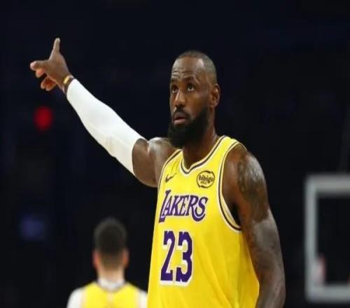 拉拉維亞：看41歲的詹姆斯打球真是享受，他不僅能得分還能串聯(lián)隊友