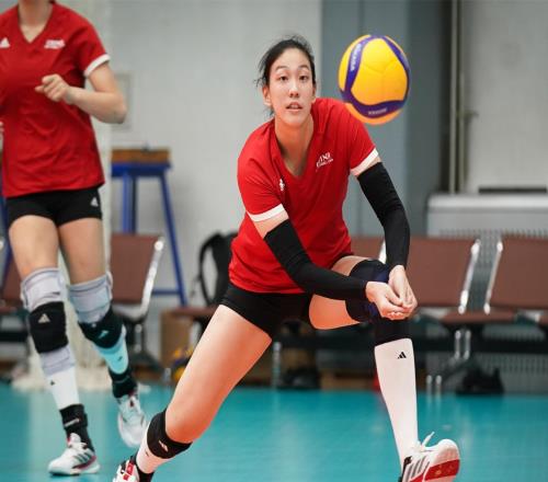 恭喜！中國(guó)女排17歲1米93接應(yīng)新星上位：出征當(dāng)龔翔宇完美替身
