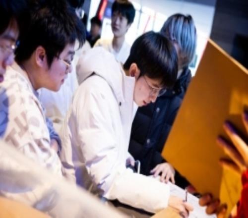 LPL發(fā)布選手大會返圖：聯(lián)盟將以更高標準、更嚴要求迎接新的一年