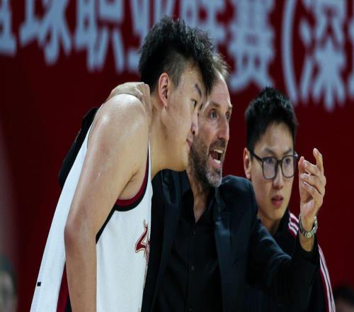 換帥如換刀！從6戰(zhàn)5負(fù)到9戰(zhàn)8勝，只因換了一個(gè)教練球迷：CBA奇跡