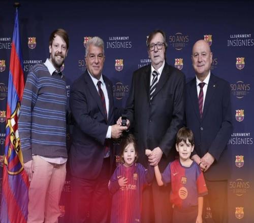 巴薩官方：拉波爾塔向滿50年會(huì)員頒授金徽章，有37位會(huì)員參加