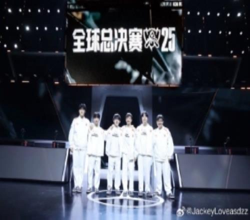 出征儀式后JackeyLove曬隊伍合照：S15家門口搞起！