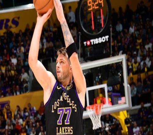 東契奇為8失誤攬責(zé)！美媒稱在湖人浪費(fèi)青春雷迪克道出慘敗三緣由