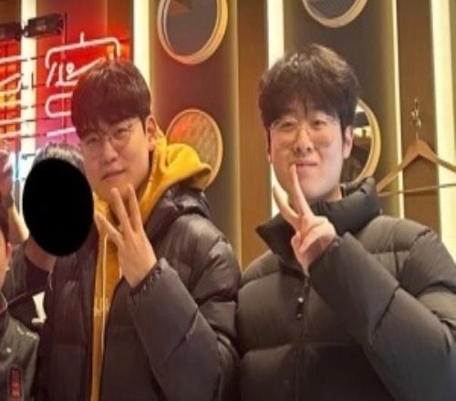 只剩官宣韓網(wǎng)友分享與Zeus、Gumayusi兩人合影：一人比二一人比三