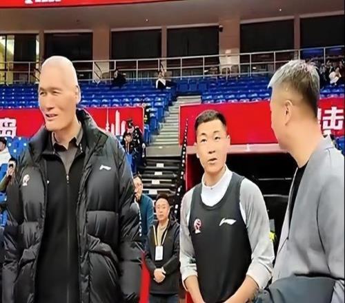 關(guān)注度拉滿！郭士強(qiáng)現(xiàn)身CBA齊魯?shù)卤荣惽芭c高詩巖熱聊引關(guān)注
