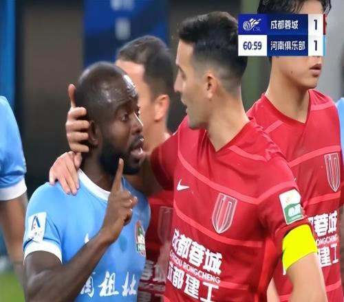 重罰中足聯(lián)官宣因球迷歧視阿奇姆彭蓉城被罰款50萬+空部分看臺