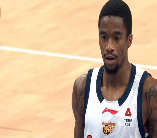 44分鐘爆砍37+10+5+4！廣東“新后衛”打成大腿，或被杜鋒重用