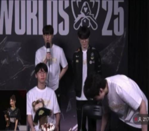 采訪只準(zhǔn)備了兩把椅子！Keria中途離開，F(xiàn)aker終于能坐下了