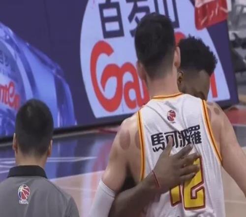 離譜的場(chǎng)邊廣告牌！傷多少球員了可CBA還不改