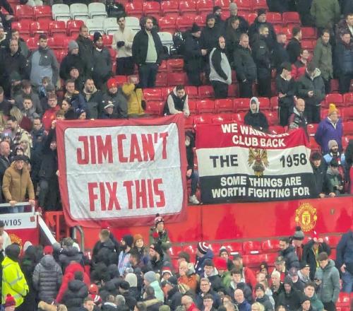 足總杯被淘汰，現(xiàn)場曼聯(lián)球迷打出橫幅：吉姆解決不了這個問題