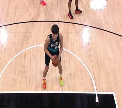 重獲10分鐘出場(chǎng)時(shí)間，楊瀚森2罰2中得2分2板1助2帽0失誤，正負值+1