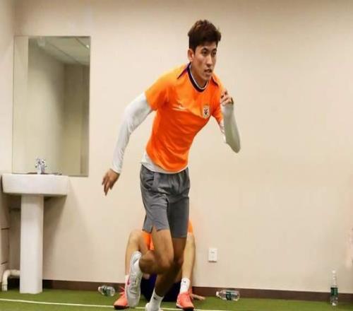 泰山外租7將回歸，小德用冬訓(xùn)打動韓鵬與段劉愚競爭中場傳幫帶