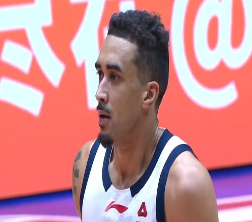 廣東大勝四川13分！胡明軒3記三分王者歸來，徐杰拒投令人擔(dān)憂