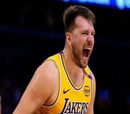 東契奇僅用15場(chǎng)拿到賽季500分100板100助，追平自己保持的NBA最快紀(jì)錄