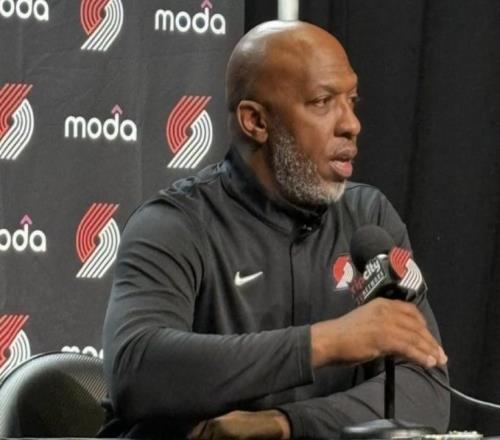 楊瀚森NBA首秀，4分4籃板6犯離場，開拓者主帥表示理解并鼓勵